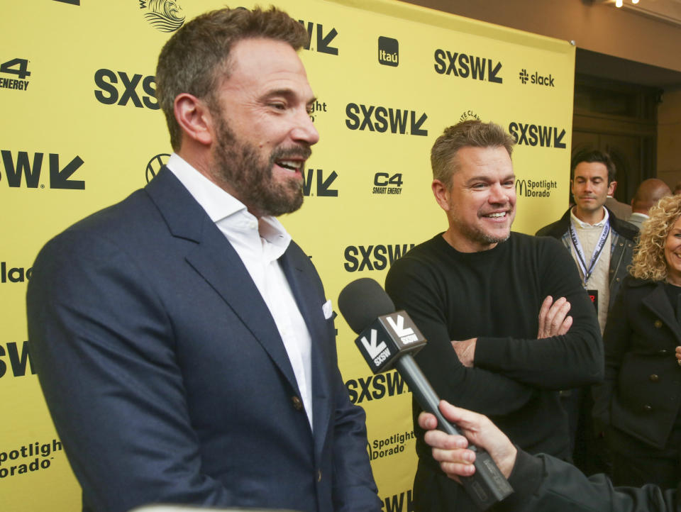 Ben Affleck, izquierda, y Matt Damon llegan al estreno mundial de "Air" en el Paramount Theatre durante el festival South by Southwest el sábado 18 de marzo de 2023, en Austin, Texas. (Foto Jack Plunkett/Invision/AP)