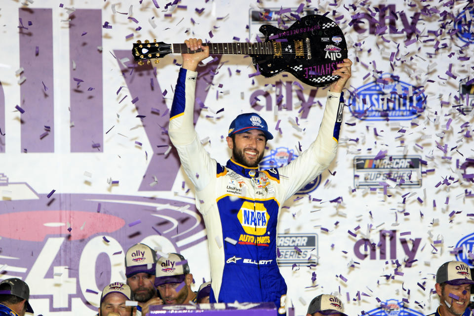 ناشفيل ، تينيسي - 26 يونيو: تشيس إليوت (رقم 9 Hendrick Motorsports NAPA Auto Parts Chevrolet) يحتفل بعد فوزه في بطولة NASCAR Cup Series Ally 400 في 26 يونيو 2022 في Nashville SuperSpeedway في ناشفيل ، تينيسي.  (تصوير جيف روبنسون / Icon Sportswire عبر Getty Images)