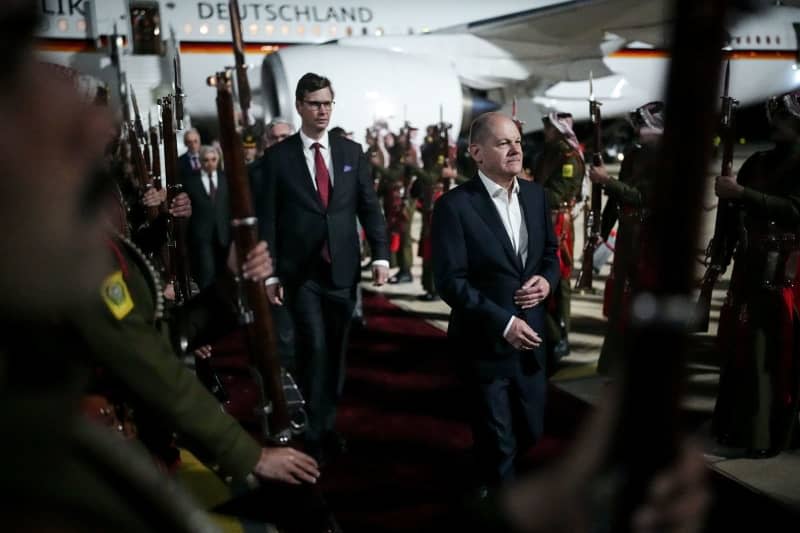 German Chancellor Olaf Scholz (R) arrives at Aqaba airport. Kay Nietfeld/dpa
