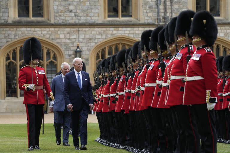 El presidente de Estados Unidos, Joe Biden, pasa revista a los guardias reales junto con el rey Carlos III de Gran Bretaña durante una ceremonia de bienvenida en el Castillo de Windsor en Windsor. (Foto AP/Susan Walsh)