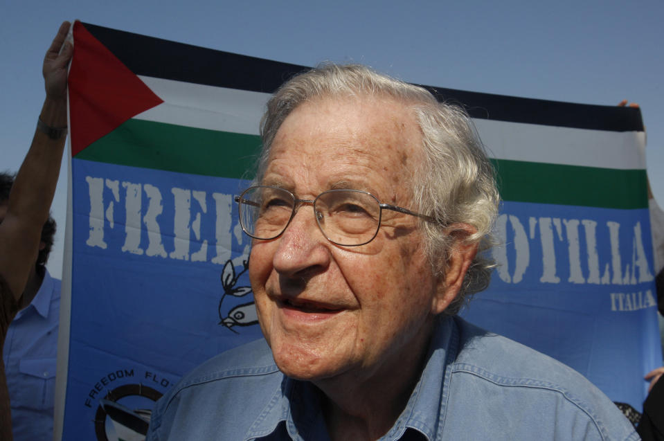 ARCHIVO - En esta foto de archivo del 20 de octubre de 2012, el activista Noam Chomsky participa en una conferencia de prensa en el puerto de Ciudad de Gaza para apoyar una flota con destino a Gaza. La esposa de Chomsky', Valeria Wasserman Chomsky, dijo el martes 18 de marzo de 2024 que los reportes sobre la muerte de su esposo eran falsos. (AP Foto/Hatem Moussa, Archivo)