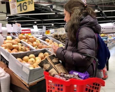 A woman buys vegetables at a supermarket in Buenos Aires, Argentina August 31, 2018. Picture taken August 31, 2018. REUTERS/Marcos Brindicci