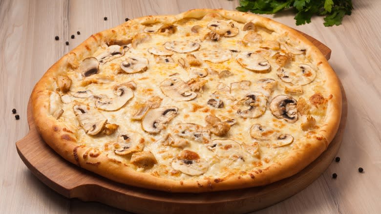 White pizza with mushrooms and chicken