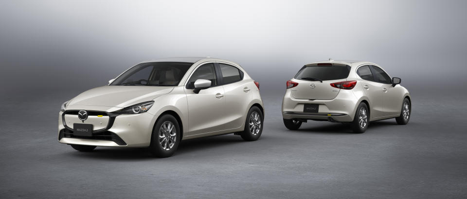 03_20230127_mazda2_15_sunlitcitrus_front_back_platinumquartz_l.jpg