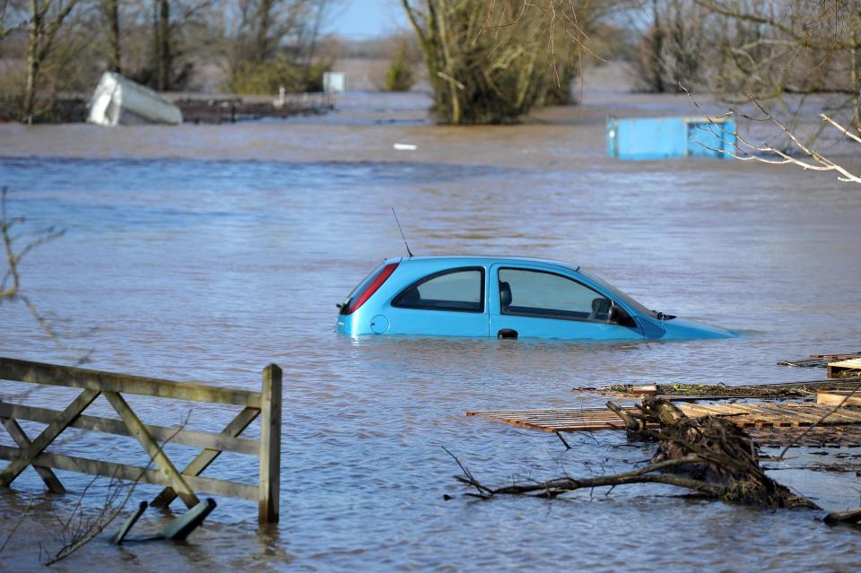 Un coche rodeado por el agua en Burrowbridge, en el sur de Inglaterra, el domingo 9 de febrero del 2014 debido a las inundaciones. (Foto AP/Tim Ireland/PA)