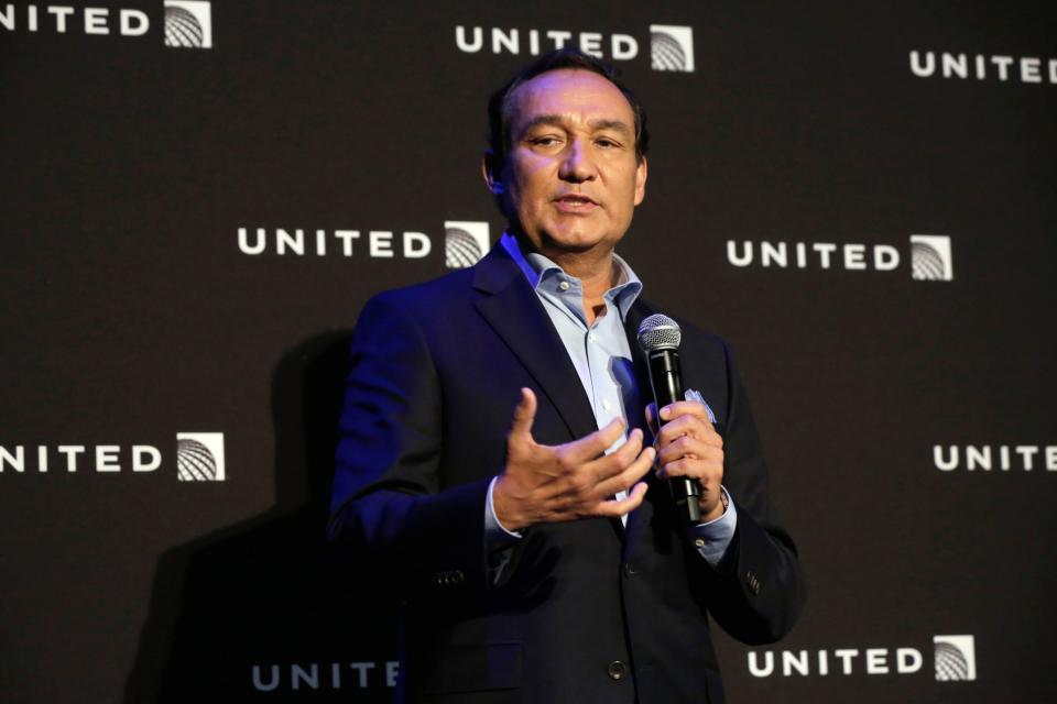 United CEO, Oscar Munoz, makes a public apology - Credit: AP/Richard Drew