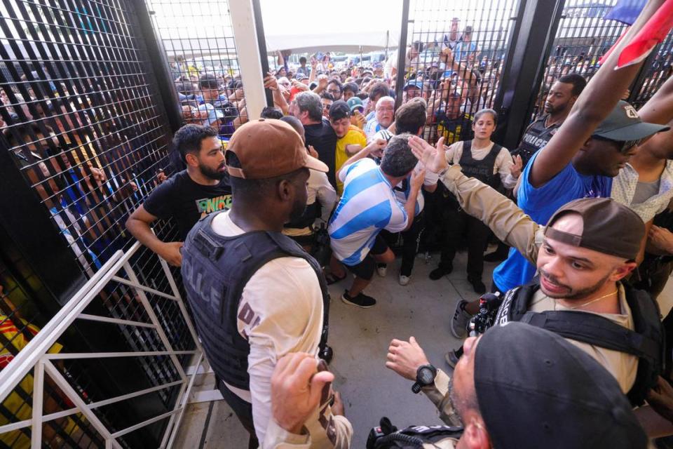 14 de julio de 2024; Miami, FL, EE.UU.; Aficionados se abalanzan hacia las puertas antes del partido final de la Copa América entre Argentina y Colombia en el Hard Rock Stadium. Crédito obligatorio: Nathan Ray Seebeck-USA TODAY Sports