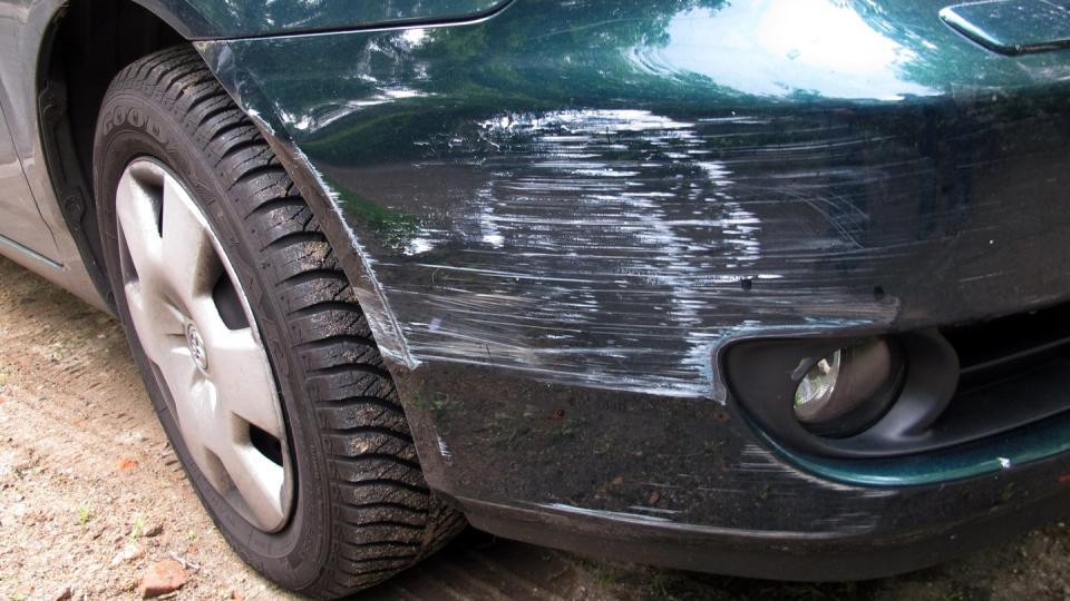 Folgenreiche Fahrerflucht: Wer sich unerlaubt vom Unfallort entfernt, riskiert den Führerschein.