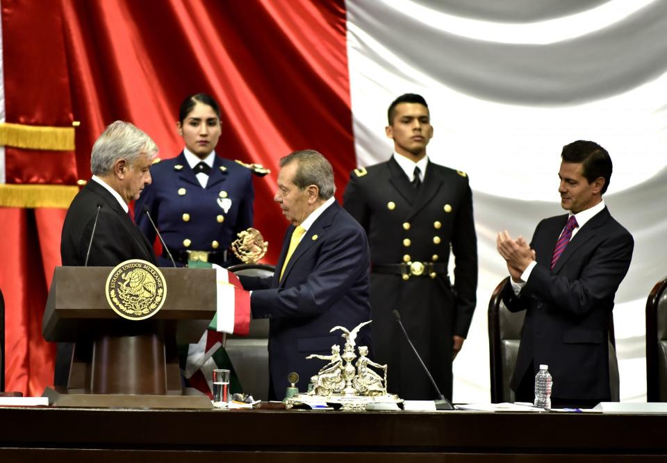 Porfirio Muñoz Ledo, como presidente de la Cámara de Diputados, le pasa la banda presidencial a Andrés Manuel López Obrador tras recibirla de Enrique Peña Nieto el 1 de diciembre de 2018. | FOTO ARCHIVO SAÚL LÓPEZ /CUARTOSCURO.COM