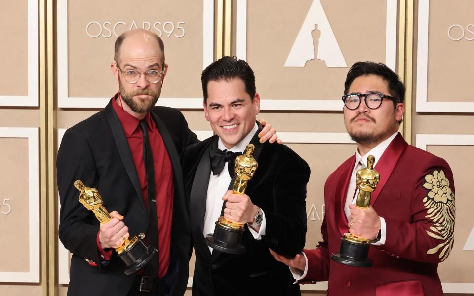 So sehen Sieger aus: Daniel Scheinert (von links), Jonathan Wang und Daniel Kwan dürfen sich über sieben Oscars für ihren Film 