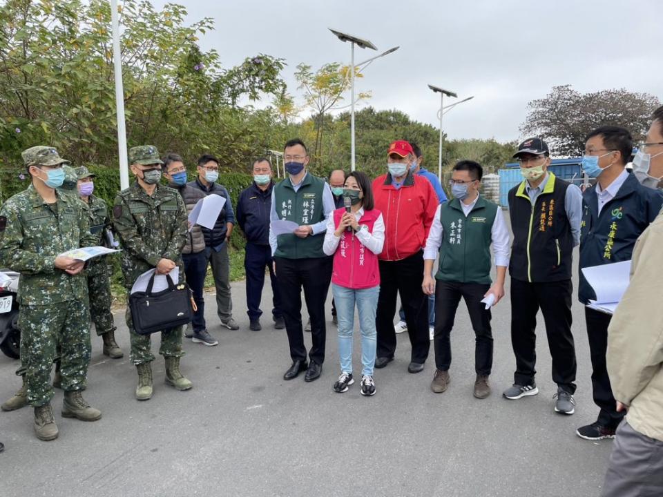 擔心平實營區開發後，大灣交流道車流量更多，附近交通狀況成隱憂，議員蔡筱薇、朱正軒邀請相關單位前往會勘。（蔡筱薇提供）