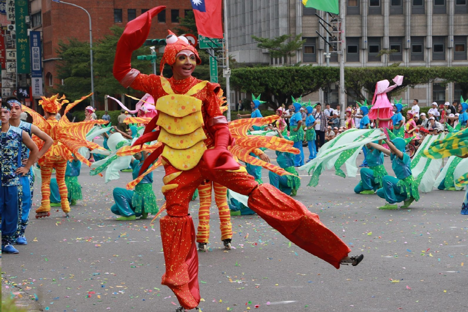 國立臺灣戲曲學院青年劇團將在踩街遊行活動帶來雜耍特技，創造美麗多元的海底世界