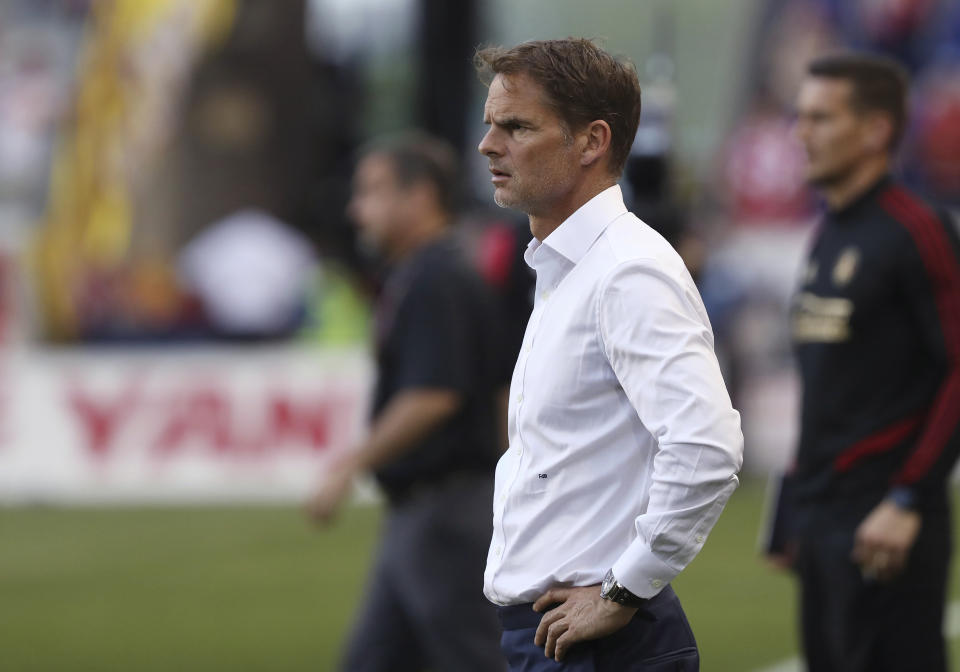 ARCHIVO - En esta foto del 19 de mayo de 2019, el técnico del Atlanta United Frank de Boer observa el partido contra los Red Bulls de Nueva York de la MLS en Harrison, Nueva Jersey. De Boer ha sido nombrado como nuevo técnico de la selección de Holanda. (AP Foto/Steve Luciano, archivo)