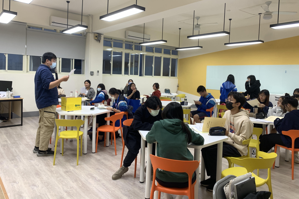 板橋高中-多功能教室：善用組合式桌椅進行小組討論與對話，創造以學生為主體的學習風