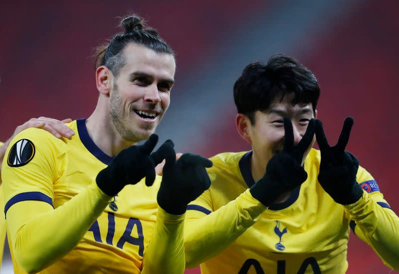 Son Heung-min del Tottenham Hotspur (derecha) celebra el primer gol con Gareth Bale. Wolfsberger AC vs Tottenham Hotspur