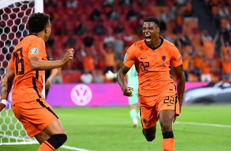 Denzel Dumfries, de Holanda, celebra el segundo gol.