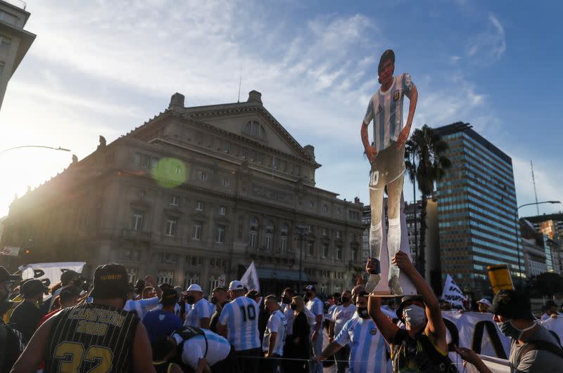 Manifestantes se concentran en el centro de Buenos Aires para pedir justicia por la muerte del astro del fútbol Diego Armando Maradona