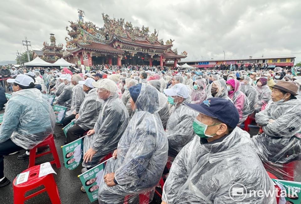 民進黨總統候選人賴清德「唱土地的歌 拼咱的希望」環島造勢活動，今早在宜蘭礁溪玉鼎慈天宮廣場進行首場造勢活動，許多宜蘭民眾冒雨與會。   圖：張良一/攝