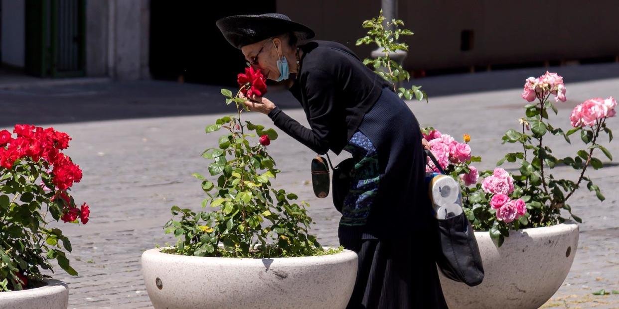 italy flowers coronavirus smell