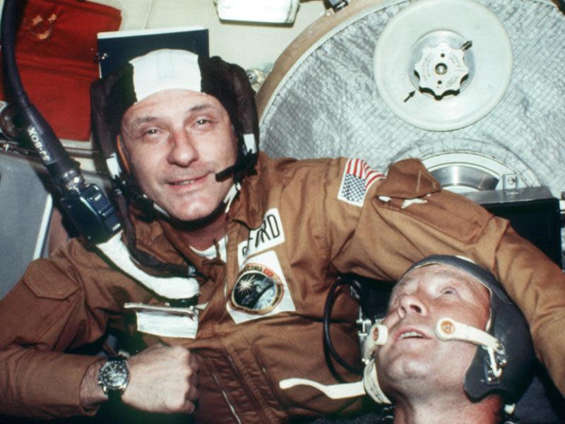 Der amerikanische Astronaut Thomas Stafford (l), Kommandant der Apollo-Kapsel, und der Kosmonaut Alexej Leonow, Kommandant der sowjetischen Sojus-Raumschiffes, nach dem erfolgreichen Kopplungsmanöver im Juli 1975. Foto: dpa