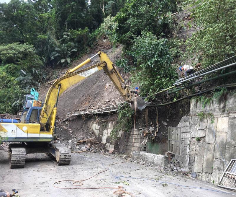 ▲通往鳩之澤溫泉道路上（5）月底發生上邊坡坍方，造成唯一道路中斷。（圖／林務局羅東林區管理處提供)