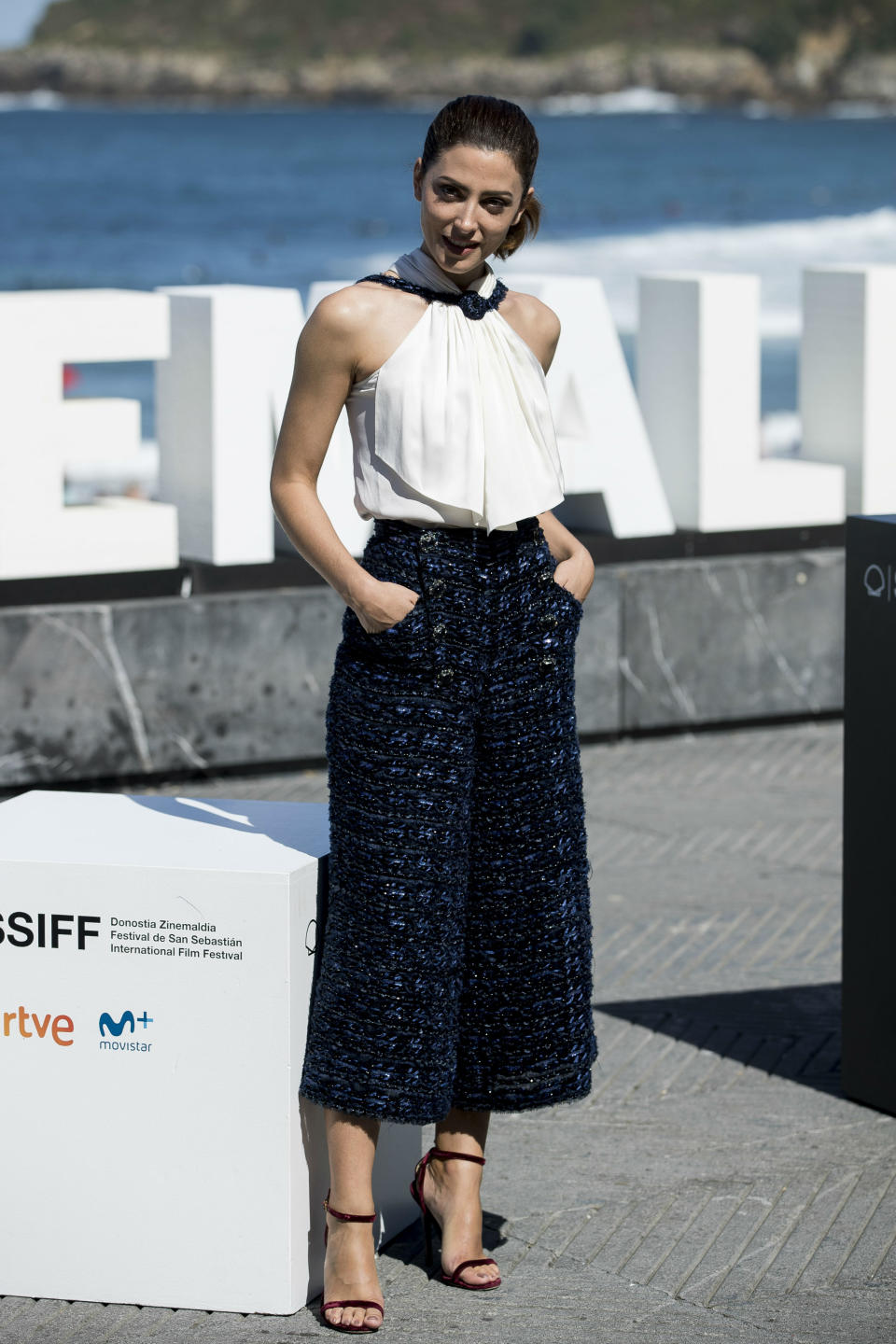 <p>Por la mañana, en el <em>photocall</em> de ‘El reino’, la actriz madrileña también presumió de elegancia con un conjunto de dos piezas. (Foto: Gtres). </p>