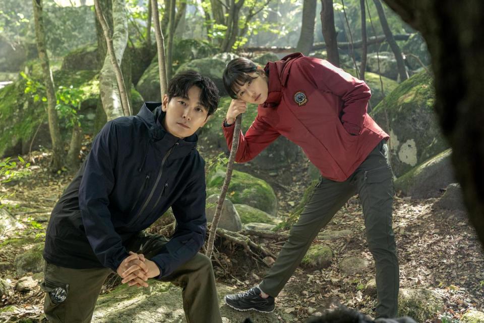 全智賢與朱智勛在《智異山》飾演護林員搭檔，首集尾聲竟演到一人變殘疾，一人昏迷不醒的劇情，令人相當好奇劇情發展。（愛奇藝國際站提供）