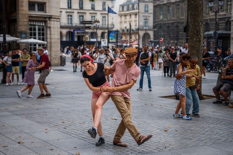 Varias parejas bailan en la Place Colette, en el centro de París, el 2 de septiembre de 2023