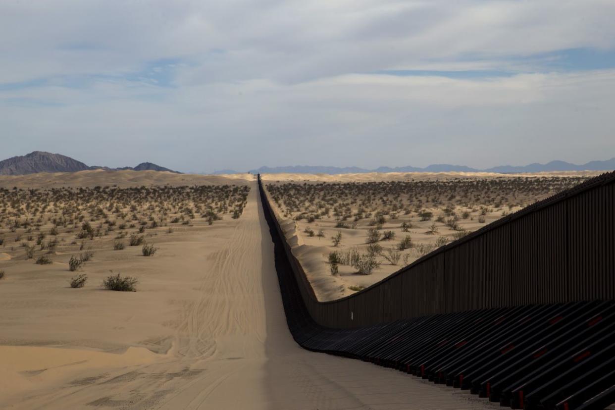 Muro fronterizo en el lado californiano cerca del poblado de Yuma, Ariz. (Foto: Eric Thayer para Yahoo News)