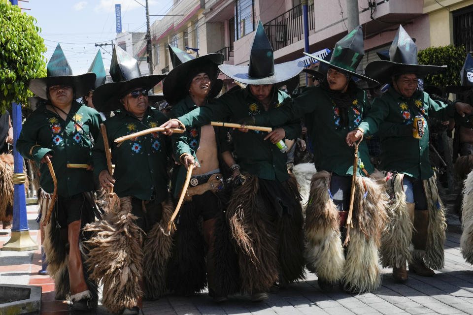 Varias personas presentan un ritual en honor al dios indígena del Sol con la esperanza de recibir buenas cosechas durante el Inti Raymi, el el Festival del Sol, en una plaza en Cotacachi, Ecuador, el lunes 24 de junio de 2024. (AP Foto/Dolores Ochoa)