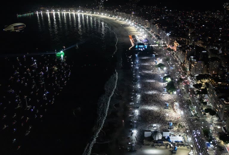 Familias y gente de todas las edades se acercaron hasta las arenas de Copacabana para disfrutar de un show histórico