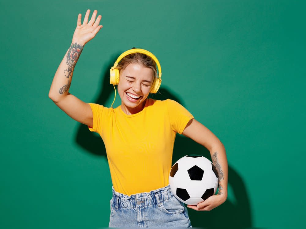 Welche Songs werden Fußball-Fans bei der EM nicht mehr aus dem Ohr bekommen? (Bild: 2022 ViDI Studio/Shutterstock.com)