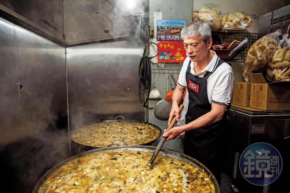 蚵ㄚ仁生意穩定後，吳文彬賣起兒時記憶中的大餐－菜尾湯。