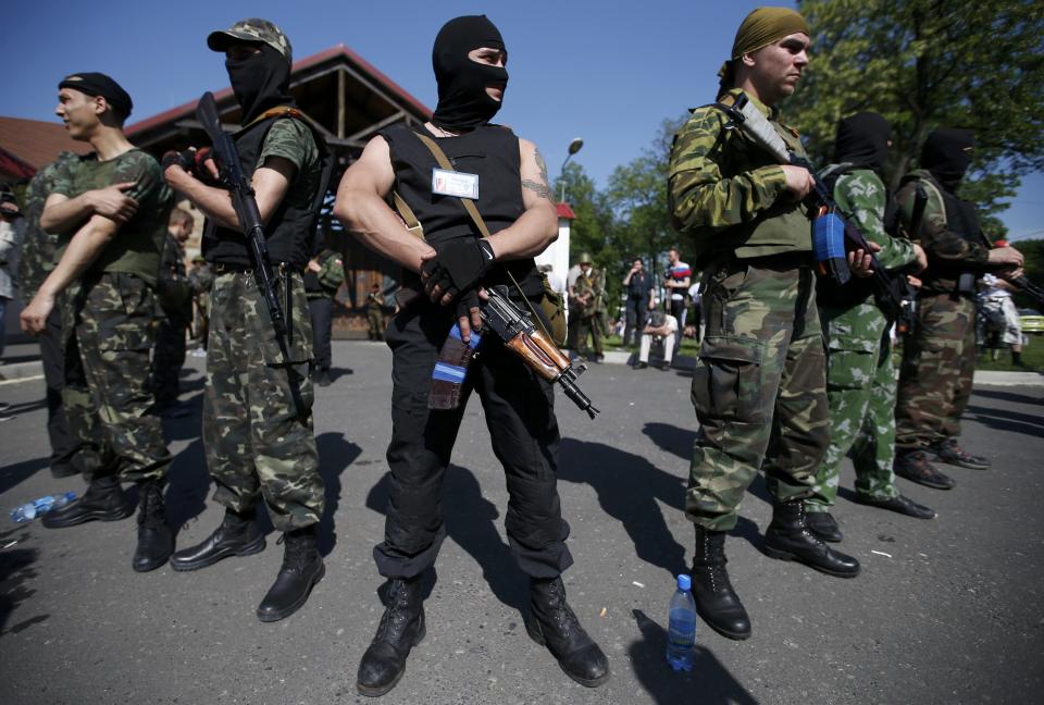 Pro-Russian separatists stand guard outside the house of Rinat Akhmetov in the eastern city of Donetsk May 25, 2014. Scores of armed pro-Russian separatists massed outside the walled home of Ukraine's richest man, Rinat Akhmetov, in the eastern city of Donetsk on Sunday as Ukrainians voted for a new president. REUTERS/Maxim Zmeyev (UKRAINE - Tags: CIVIL UNREST POLITICS TPX IMAGES OF THE DAY)