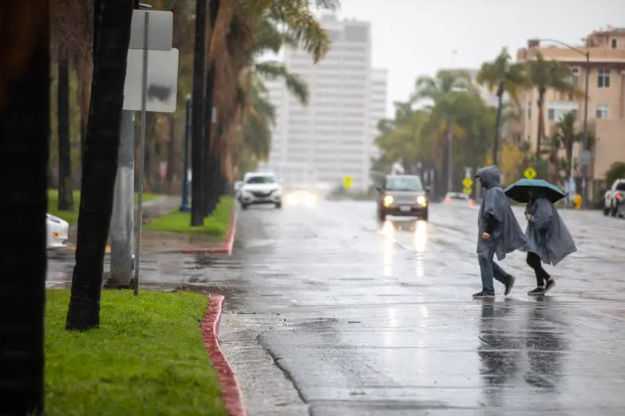 Cierran por lluvias decenas de carreteras en San Diego