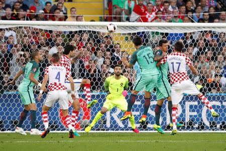 Football Soccer - Croatia v Portugal - EURO 2016 - Round of 16 - Stade Bollaert-Delelis, Lens, France - 25/6/16 Portugal's Andre Gomes in action with Croatia's Mario Mandzukic as Portugal's Rui Patricio looks on REUTERS/Charles Platiau Livepic