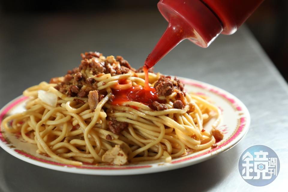 台中式炒麵沒有鑊氣，但多了滷肉的鹹香，淋幾圈東泉辣椒醬更夠味。