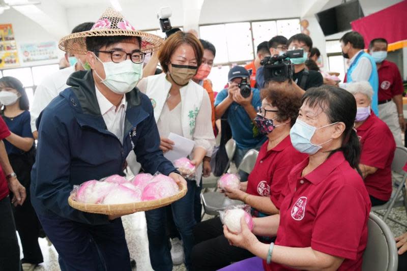 陳其邁訪彌陀漯底社區關懷長輩　