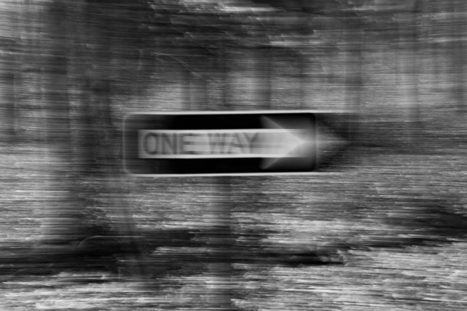 a blurry one way sign