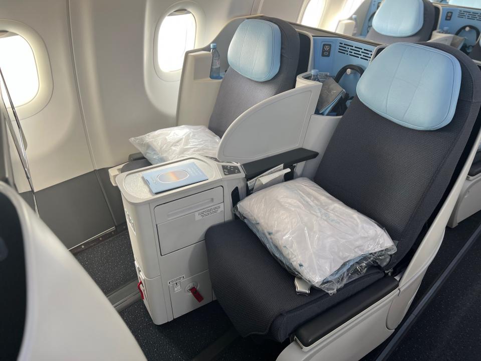 Flying on La Compagnie all-business class airline from Paris to New York — two loungers.