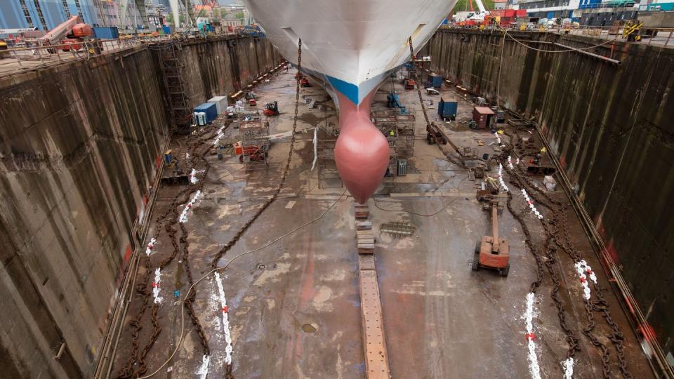Das Kreuzfahrtschiff «Brilliance of the Seas» liegt im Trockendock Elbe 17 auf dem Werftgelände von Blohm+Voss in Hamburg.