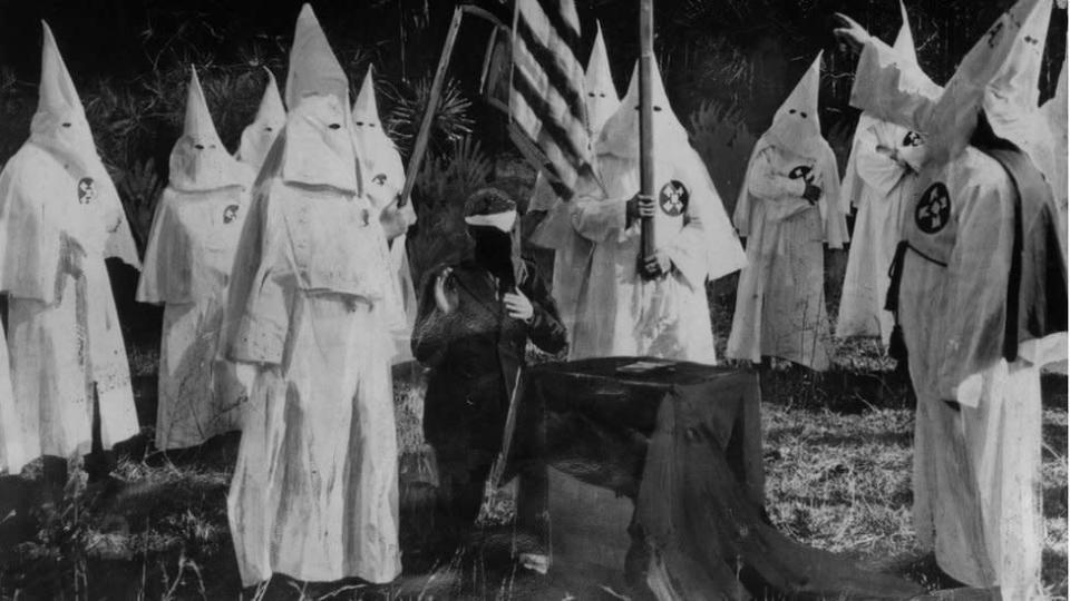 Iniciación de un nuevo miembro del Ku Klux Klan.