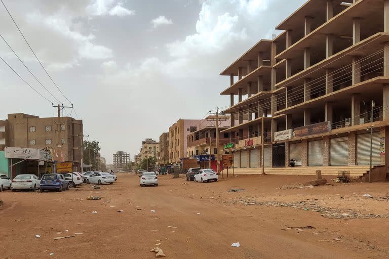 Tiendas cerradas en el sur de Jartum el 24 de abril de 2023, mientras se libran batallas en la capital sudanesa entre el ejército y los paramilitares.
