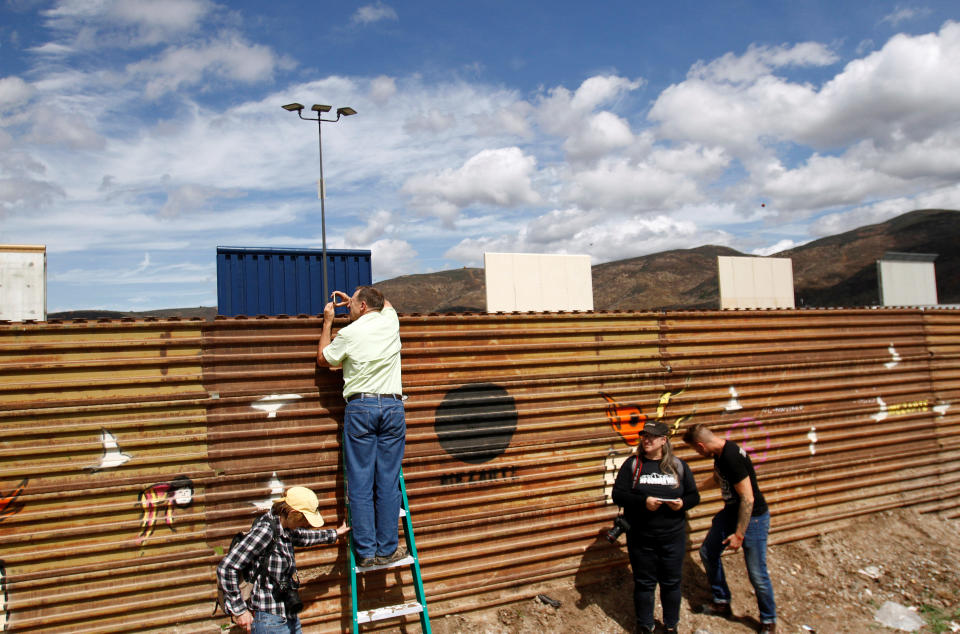 FOTOS: El 'muro', el nuevo atractivo turístico entre México y EEUU