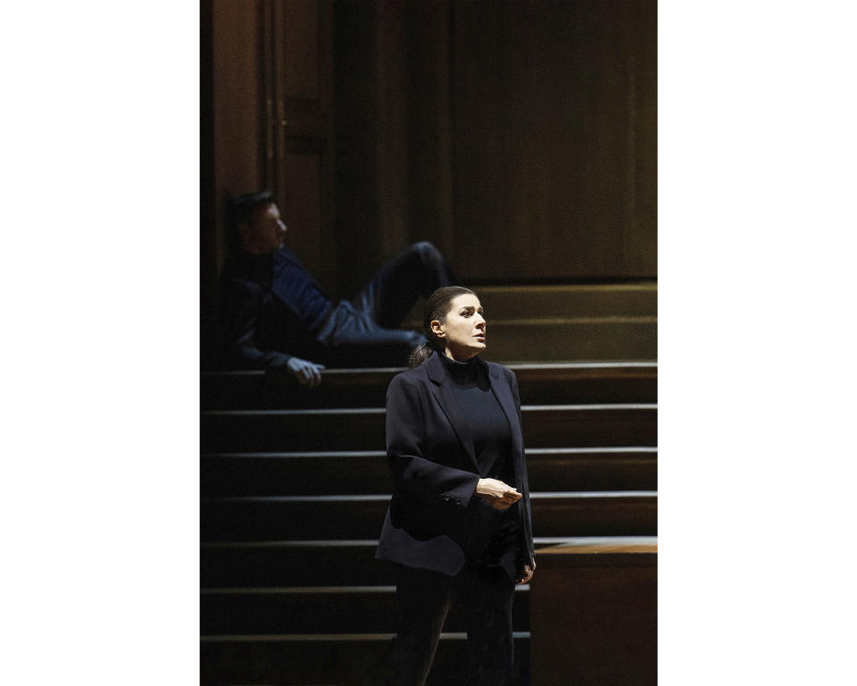 La mezzosoprano Cecilia Bartoli como Orfeo en un ensayo de la producción de Christof Loy de "Orfeo ed Eurydice" de Gluck en el Festival de Salzburgo en una imagen proporcionada por el festival. (Monika Rittershaus/Festival de Salzburgo vía AP)