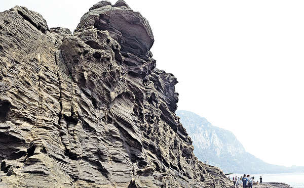 綫路10：退潮時，龍頭海岸的岩石全露出水面，遊客才可在石上行走。