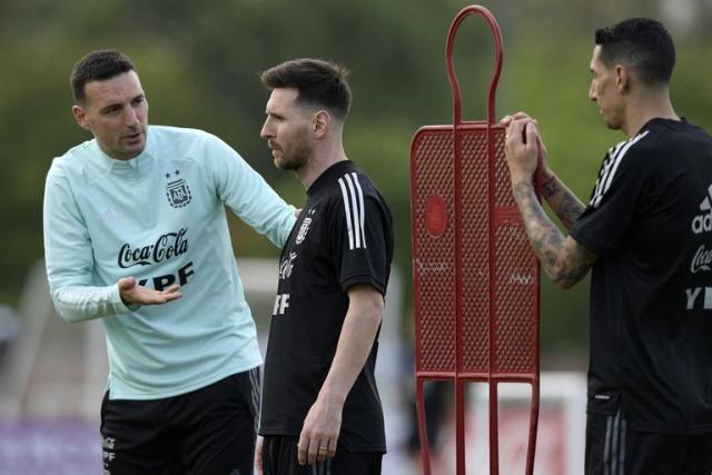 El Pupi presentó la nueva camiseta de Talleres de Remedios de