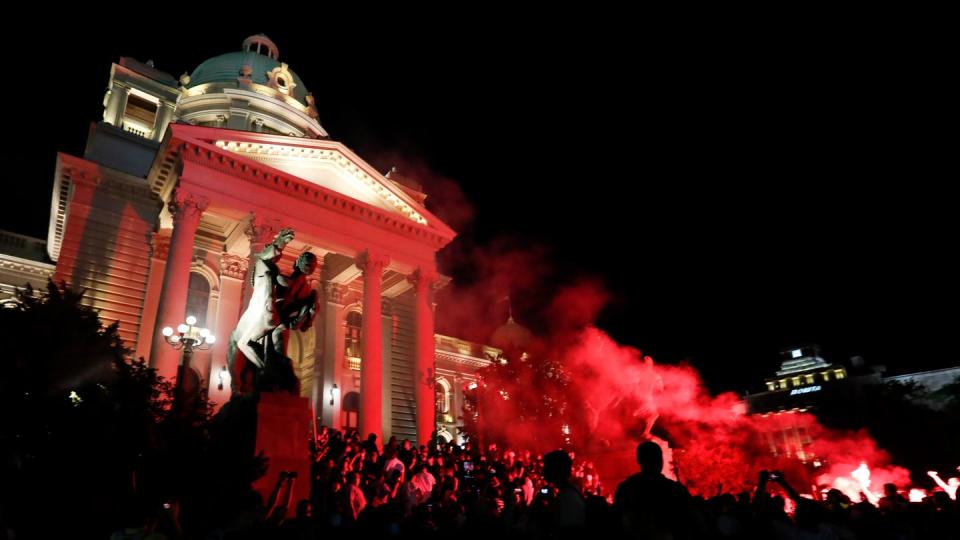 Demonstranten dringen ins serbische Parlament ein.