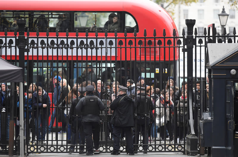 Des policiers devant le 10, Downing Street. Un homme de 20 ans accusé d'avoir préparé un attentat contre la Première ministre Theresa May a été présenté mercredi à la justice britannique. /Photo prise le 6 décembre 2017/REUTERS/Toby Melville