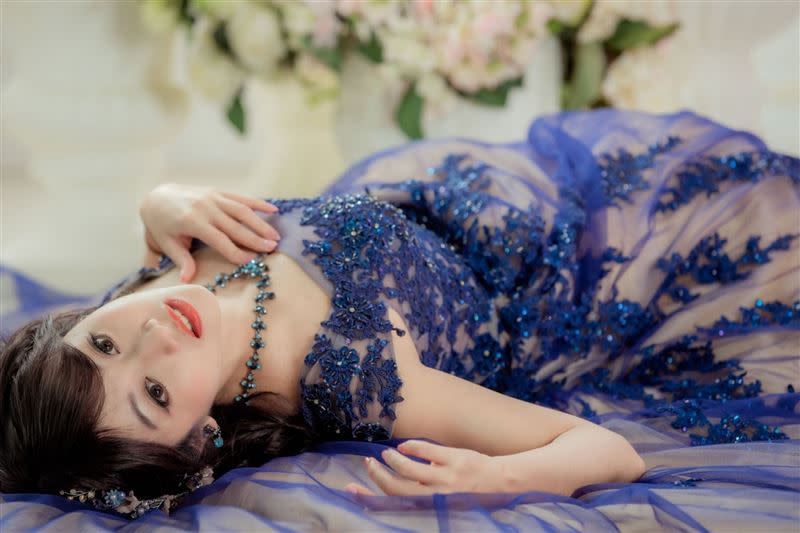 「證件妹」吳佳穎昨（25）日在臉書上傳一系列身穿婚紗禮服的美照。（圖／翻攝自吳佳穎臉書）